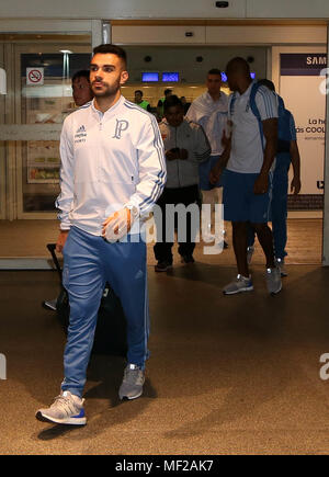 Buenos Aires, Argentinien. 24 Apr, 2018. Die Bruno Henrique, SE Palmeiras, während der Landung auf dem internationalen Flughafen Ezeiza. Credit: Cesar Greco/FotoArena/Alamy leben Nachrichten Stockfoto