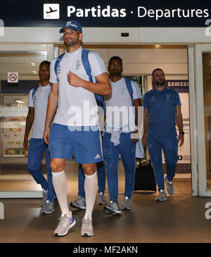 Buenos Aires, Argentinien. 24 Apr, 2018. Torwart Weverton, von SE Palmeiras, während der Landung auf dem internationalen Flughafen Ezeiza. Credit: Cesar Greco/FotoArena/Alamy leben Nachrichten Stockfoto