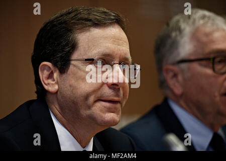 Brüssel, Belgien. 24. April 2018. Der israelische Oppositionsführer und zionistischen Union Vorsitzende Isaac Herzog nimmt in der Debatte über die Beziehungen EU-Israel. Alexandros Michailidis/Alamy leben Nachrichten Stockfoto