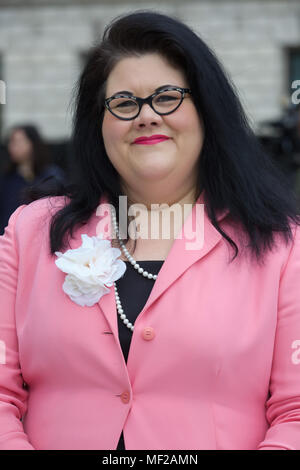 London, UK, 24. April 2018, Amy Lamé, britischer Schriftsteller, besucht Millicent Fawcett statue Enthüllung, die heute im Parlament Square, London stattfand. Die Figur aus Bronze wurde von einem Künstler namens Gillian Wearing entworfen worden - der erste weibliche Bildhauer zu haben eine Arbeit hier angezeigt. Millicent Fawcett war ein wichtiges Zeichen im Kampf für die Rechte der Frauen, die sie im Parlament vertreten zu Stimmen zu gewinnen. 1897 Millicent Einrichten einer Gruppe die Nationale Union der Frauen Wahlrecht Gesellschaften. © Keith Larby/Alamy Leben Nachrichten genannt Stockfoto