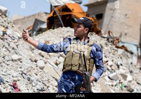 24 April 2018, Irak, Mosul: eine soliderphotographs eine Moschee, die von den islamischen Staat zerstört. Entwicklungsministerin Gerd Mueller der Christlich Sozialen Union (CSU) ist im Irak selbst auf den Wiederaufbau der zerstörten Städte zu informieren. Foto: Kay Nietfeld/dpa Stockfoto