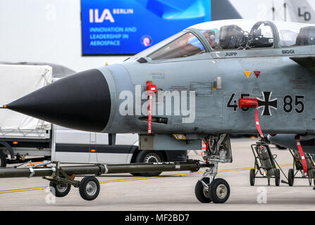 24 April 2018, Deutschland, Schönefeld: eine Deutsche Bundeswehr Militär Jet des Modells Eurofighter Tornado ist in der internationalen Luftfahrt Ausstellung (ILA) 2018 geparkt, präsentieren rund 200 Flugzeuge. Airbus Eurofighter ist ein möglicher Nachfolger auf den antiquierten Tornado. Foto: Patrick Pleul/dpa-Zentralbild/dpa Stockfoto