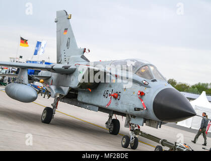 24 April 2018, Deutschland, Schönefeld: eine Deutsche Bundeswehr Militär Jet des Modells Eurofighter Tornado ist in der internationalen Luftfahrt Ausstellung (ILA) 2018 geparkt, präsentieren rund 200 Flugzeuge. Airbus Eurofighter ist ein möglicher Nachfolger auf den antiquierten Tornado. Foto: Patrick Pleul/dpa-Zentralbild/dpa Stockfoto