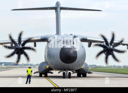 24 April 2018, Deutschland, Schönefeld: eine Deutsche Bundeswehr Militär Jet des Modells Airbus A400M in der internationalen Luftfahrt Ausstellung (ILA) 2018 geparkt ist, präsentiert rund 200 Flugzeuge auf rund 150 000 Besucher. Foto: Patrick Pleul/dpa-Zentralbild/dpa Stockfoto