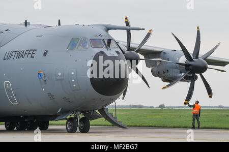 24 April 2018, Deutschland, Schönefeld: eine Deutsche Bundeswehr Militär Jet des Modells Airbus A400M in der internationalen Luftfahrt Ausstellung (ILA) 2018 geparkt ist, präsentiert rund 200 Flugzeuge auf rund 150 000 Besucher. Foto: Patrick Pleul/dpa-Zentralbild/dpa Stockfoto