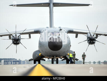 24 April 2018, Deutschland, Schönefeld: eine Deutsche Bundeswehr Militär Jet des Modells Airbus A400M in der internationalen Luftfahrt Ausstellung (ILA) 2018 geparkt ist, präsentiert rund 200 Flugzeuge auf rund 150 000 Besucher. Foto: Patrick Pleul/dpa-Zentralbild/dpa Stockfoto