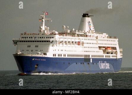 Die Oslo-Treiber "Prinsesse Ragnhild" im Juni 1999 in voller Geschwindigkeit auf die Ostsee. Ein Feuer auf einem Norwegischen Fähre mit mehr als 1300 Menschen an Bord in der aftert 8.7.1999 vor der Westküste von Schweden offenbar ging weitgehend nachsichtig. Alle 1167 Passagiere ohne Beschädigung evakuiert wurden, sagte ein Sprecher der Reederei "Color Line". Das Feuer wurde "Gelöscht". Die "Prinsesse Ragnhild" war auf dem Weg von Kiel nach Oslo, als es begann im Maschinenraum auf einem ruhigen See zu brennen. Das Feuer brach aus unbekannten Gründen, sagte der Sprecher. Es war sehr schnell entdeckt. Man könnte sprechen von l Stockfoto