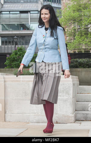 London, Großbritannien. 24. April 2018. Artist Gillian Wearing bei der Enthüllung der Statue, die Sie für Suffragist leader Millicent Fawcett, die Kampagne für die Rechte von Frauen erstellt kommt in Parliament Square: Amer ghazzal/Alamy leben Nachrichten Stockfoto