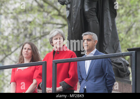 London, Großbritannien. 24. April 2018. L-R Caroline Criado Prez, der britische Premierminister Theresa May und Londoner Bürgermeister Sadiq Khan an der Enthüllungsfeier im Parlament Platz für Suffragist leader Millicent Fawcett, die Kampagne für die Rechte der Frau Credit: Amer ghazzal/Alamy leben Nachrichten Stockfoto