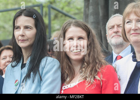 London, Großbritannien. 24. April 2018. L-R Künstler Gillian Wearing steht neben Caroline Criado - Perez, die für die Statue im Rahmen einer Feierstunde im Parlament Platz bei der Enthüllung der Statue für Suffragist leader Millicent Fawcett, die sich für die Rechte von Frauen gekämpft erstellt werden eingesetzt: Amer ghazzal/Alamy leben Nachrichten Stockfoto