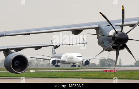 24 April 2018, Deutschland, Schönefeld: Ein Airbus A350 (C) auf der Landebahn von der internationalen Luftfahrt Ausstellung (ILA) 2018, ein Event, um 200 Flugzeuge auf rund 150 000 Besucher steht. Foto: Patrick Pleul/dpa-Zentralbild/dpa Stockfoto