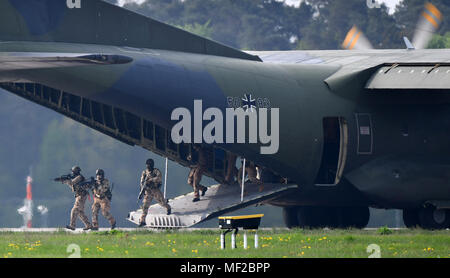 24 April 2018, Deutschland, Schönefeld: Soldaten auf einem Flugzeug in der internationalen Luftfahrt Ausstellung (ILA) 2018, ein Event, um 200 Flugzeuge auf rund 150 000 Besucher. Foto: Ralf Hirschberger/dpa Stockfoto