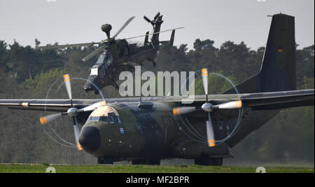 24 April 2018, Deutschland, Schönefeld: eine militärische Hubschrauber Tiger der Bundeswehr steht auf der Landebahn von der internationalen Luftfahrt Ausstellung (ILA) 2018, ein Event, um 200 Flugzeuge auf rund 150 000 Besucher. Foto: Ralf Hirschberger/dpa Stockfoto