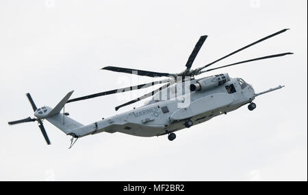 24 April 2018, Deutschland, Schönefeld: Das amerikanische Militär Hubschrauber Sikorsky CH-53 König Hengst nimmt an der internationalen Luftfahrt Ausstellung (ILA) 2018, ein Event, um 200 Flugzeuge auf rund 150 000 Besucher. Foto: Patrick Pleul/dpa-Zentralbild/dpa Stockfoto