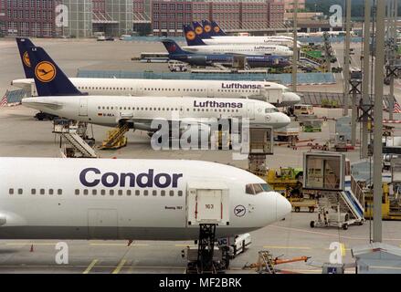 Flugzeuge der LH-Tochter Condor und Lufthansa sind auf dem Parkplatz Positionen am Frankfurter Rhein-Main-Flughafen am 24.6.1999. | Verwendung weltweit Stockfoto