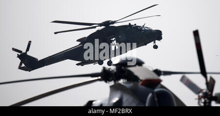 24 April 2018, Deutschland, Schönefeld: eine Bundeswehr Hubschrauber des Modells NH-90 nimmt an der internationalen Luftfahrt Ausstellung (ILA) 2018, ein Event, um 200 Flugzeuge auf rund 150 000 Besucher. Foto: Ralf Hirschberger/dpa Stockfoto