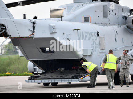 24 April 2018, Deutschland, Schönefeld: Soldaten inspizieren das amerikanische Militär Hubschrauber Sikorsky CH-53 König Hengst in der internationalen Luftfahrt Ausstellung (ILA) 2018, ein Event, um 200 Flugzeuge auf rund 150 000 Besucher. Foto: Ralf Hirschberger/dpa Stockfoto