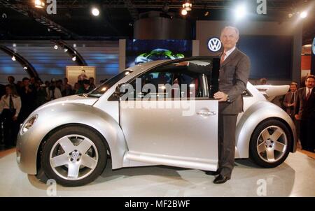 Ferdinand Piech, Leiter des deutschen Autoherstellers Volkswagen, präsentiert eine neue sportliche Version des Käfers auf der Auto Show in Detroit (USA) auf 4/1/99. Eine ausladende Heckspoiler und einem V6-Motor sind Merkmale, die die Studie auf der New Beetle. Andere Elemente der in Silbergrau metallic New Beetle RSi lackiert gehören 14 Zentimeter verbreiterte Kotflügel, erweiterten Front- und Heckschürze, zwei Auspuffrohre und Breitreifen der Dimension 255/45 R 18. Die Dachpartie ist durch zusätzliche gemalten Tafeln auf der vorderen und hinteren Fenster handeln. Ob der Sport Käfer Masse zu werden, produziert wird, ist Stockfoto