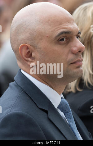 London, Großbritannien. 24. April 2018. Der konservative Abgeordnete, Sajid Javid, besucht die enthüllungsfeier von Millicent Fawcett in Parliament Square. Die erste Statue einer Frau im Parlament Platz verbindet das Line-up der männlichen Figuren zu markieren, um den 100. Jahrestag der das Frauenwahlrecht in Großbritannien - zwei Jahre nach der Kampagne Frauen außerhalb der Palast von Westminster zu erhalten begann. Credit: Guy Corbishley/Alamy leben Nachrichten Stockfoto