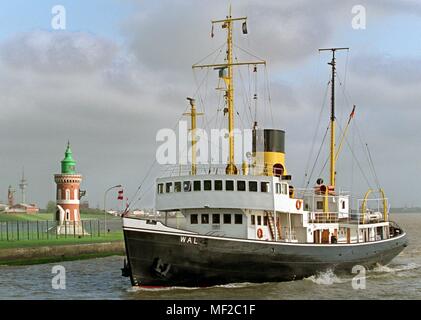 Der Dampf Eisbrecher "Wal" geschah nach einem Helgoland Reise am 3. Mai 1998 Der Glockenturm an der Kaiserschleuse in Bremerhaven. Das museum Schiff einer Bremerhaven-basierte Forderverein, die von einem 1200-hp triple Regelkolben Dampfmaschine angetrieben wird, wird 60 Am 5. Mai 1998. 1938 Die 'Wal' wurde an der Oder arbeitet in Stettin ins Leben gerufen. Heute, er zahlt zu den ganz wenigen wirklich dampfbetriebene Schiffe und ist vor allem für die Touren verwendet. | Verwendung weltweit Stockfoto