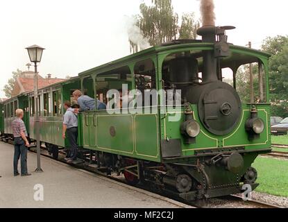 Eine funktionierende technische Denkmal ist das nostalgische Chiemseebahn, die auf die Passagiere in der Hafengegend von Lager parow am Chiemsee am 4.8.1998. Die 111 Jahre Bahnstrecke verbindet den Bahnhof Prien mit dem Dock der Chiemsee Schiffe im Bezirk auf Lager. Die Lokomotive, eine Straßenbahn Lokomotive, ist der Letzte seiner Art in regelmäßigen Service. Sobald diese Maschinen, als Vorläufer der elektrischen Straßenbahn, bewegten sich durch die großen Städte. Aufgrund der hohen Wartungskosten, diese touristische Attraktion ist am Ende der Saison von der Einstellung bedroht. | Verwendung weltweit Stockfoto