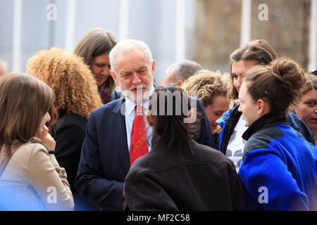 Westminster, London, UK, 24. April 2018 Enthüllung des Millicent Fawcett Statue in Parliament Square, Jeremy Corbyn spricht mit anderen MPs Credit: Richard Soans/Alamy leben Nachrichten Stockfoto