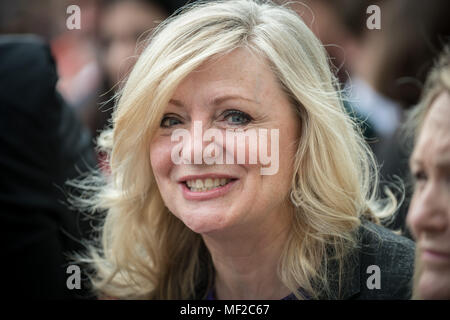 London, Großbritannien. 24. April 2018. Labour MP, Tracy Brabin, besucht die enthüllungsfeier von Millicent Fawcett in Parliament Square. Die erste Statue einer Frau im Parlament Platz verbindet das Line-up der männlichen Figuren zu markieren, um den 100. Jahrestag der das Frauenwahlrecht in Großbritannien - zwei Jahre nach der Kampagne Frauen außerhalb der Palast von Westminster zu erhalten begann. Credit: Guy Corbishley/Alamy leben Nachrichten Stockfoto