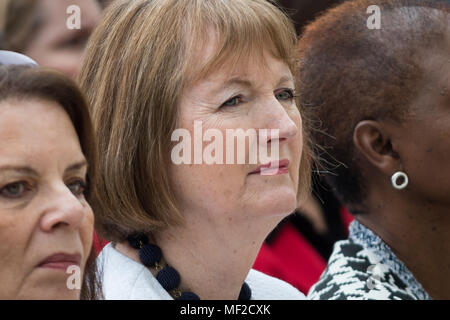 London, Großbritannien. 24. April 2018. Labour MP, Harriet Harman, besucht die enthüllungsfeier von Millicent Fawcett in Parliament Square. Die erste Statue einer Frau im Parlament Platz verbindet das Line-up der männlichen Figuren zu markieren, um den 100. Jahrestag der das Frauenwahlrecht in Großbritannien - zwei Jahre nach der Kampagne Frauen außerhalb der Palast von Westminster zu erhalten begann. Credit: Guy Corbishley/Alamy leben Nachrichten Stockfoto