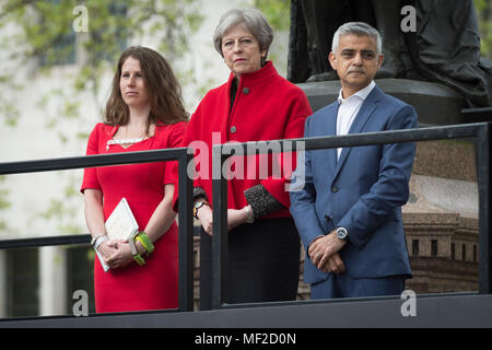 London, Großbritannien. 24. April 2018. Statue von Millicent Fawcett ist im Parlament Platz vorgestellt. Caroline Criado-Perez, Theresa und Sadiq Khan nahmen an der Enthüllungsfeier. Die erste Statue einer Frau im Parlament Platz verbindet das Line-up der männlichen Figuren zu markieren, um den 100. Jahrestag der das Frauenwahlrecht in Großbritannien - zwei Jahre nach der Kampagne Frauen außerhalb der Palast von Westminster zu erhalten begann. Credit: Guy Corbishley/Alamy leben Nachrichten Stockfoto