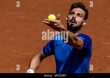 Barcelona, Spanien. 24. April 2018: MARCEL GRANOLLERS (ESP) dient gegen David Goffin (BEL) am Tag 2 der 'Barcelona Open Banc Sabadell' 2018. 4:6, 7:6, 6:2 Credit: Matthias Oesterle/Alamy leben Nachrichten Stockfoto