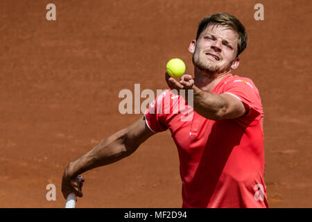 Barcelona, Spanien. 24. April 2018: DAVID GOFFIN (BEL) dient gegen Marcel Granollers (ESP) bei Tag 2 Der 'Barcelona Open Banc Sabadell' 2018. 4:6, 7:6, 6:2 Credit: Matthias Oesterle/Alamy leben Nachrichten Stockfoto