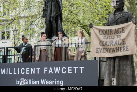 London, Großbritannien. 24. April 2018. Die Besetzung von Sylvia singen während der Schließung der enthüllungsfeier von Millicent Fawcett in Parliament Square. Die erste Statue einer Frau im Parlament Platz verbindet das Line-up der männlichen Figuren zu markieren, um den 100. Jahrestag der das Frauenwahlrecht in Großbritannien - zwei Jahre nach der Kampagne Frauen außerhalb der Palast von Westminster zu erhalten begann. Credit: Guy Corbishley/Alamy leben Nachrichten Stockfoto