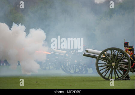 Hyde Park, London, UK. 24. April 2018. Der King's Troop Royal Horse artillery Fire celebratory Royal begrüßt um 14.00 Uhr am Dienstag, 24. April die Geburt eines neuen Royal Baby zu markieren, der Herzog und die Herzogin von Dritten von Cambridge Kind. 71 Pferde Platz sechs Ersten Weltkrieg Ära 13-Pfünder Kanonen in Position für das Royal Salute in der Mitte der Park Lane, leer Artillerie feuerte Umläufe sind bei 10-Sekunden-Intervallen bis 41 Schüsse abgefeuert wurden. Credit: Malcolm Park/Alamy Leben Nachrichten. Stockfoto