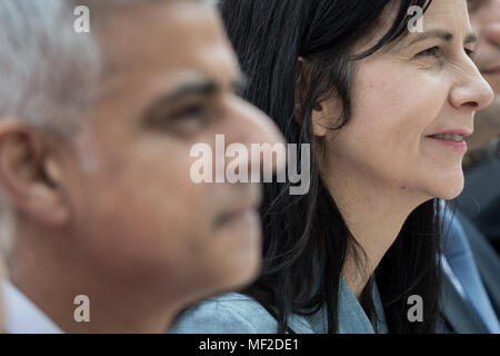 London, Großbritannien. 24. April 2018. Statue Schöpfer, Gillian Wearing (rechts) sitzt mit Bürgermeister von London, Saduq Khan (links), während der enthüllungsfeier von Millicent Fawcett in Parliament Square. Die erste Statue einer Frau im Parlament Platz verbindet das Line-up der männlichen Figuren zu markieren, um den 100. Jahrestag der das Frauenwahlrecht in Großbritannien - zwei Jahre nach der Kampagne Frauen außerhalb der Palast von Westminster zu erhalten begann. Credit: Guy Corbishley/Alamy leben Nachrichten Stockfoto