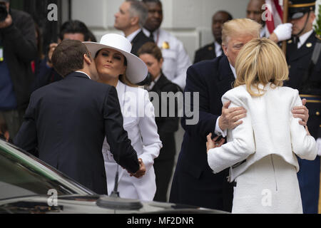 Washington, District of Columbia, USA. 24 Apr, 2018. Präsidenten der Vereinigten Staaten Donald J. Trumpf grüßt First Lady von Frankreich Brigette Längestrich und der französische Präsident Emmanuel Längestrich grüßt First Lady der Vereinigten Staaten Melania Trump auf dem Südrasen des Weißen Hauses während der französische Staat Besuch in den Vereinigten Staaten am 24. April 2018 in Washington, DC. Credit: Alex Edelman/Pool über CNP Credit: Alex Edelman/CNP/ZUMA Draht/Alamy leben Nachrichten Stockfoto