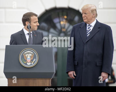 Washington, District of Columbia, USA. 24 Apr, 2018. Präsident Emmanuel längestrich von Frankreich, Links, schließt seine Bemerkungen, und erkennt an, dass United States President Donald J. Trumpf, rechts, während der Begrüßungszeremonie auf dem Rasen des Weißen Hauses in Washington, DC am Dienstag, 24. April 2018. Quelle: Ron Sachs/CNP Credit: Ron Sachs/CNP/ZUMA Draht/Alamy leben Nachrichten Stockfoto