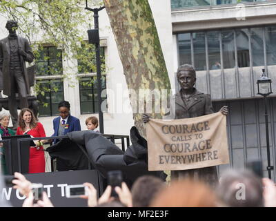 London, Großbritannien 2018-04-24. Enthüllung des Millicent Fawcett suffragist Statue in Parliament Square, von Caroline Criado Perez, Sadiq Khan und Theresa. Die Statue wurde von der Künstlerin Gillian entworfen, das Tragen und die Statue ist die erste weibliche Statue in Parliament Square. Die Statue hält einen Banner lesen' fordert Mut zum Mut Everywhere" Credit: Doozzi Fotografie/Alamy leben Nachrichten Stockfoto