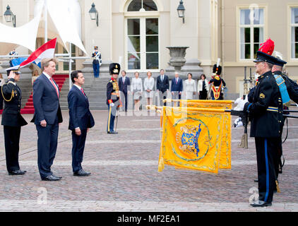 Den Haag, Niederlande. 24 Apr, 2018. König Willem-Alexander der Niederlande und der Präsident von Mexiko, Enrique Peña Nieto am Palast Noordeinde in Den Haag, am 24. April 2018, bei der Begrüßung - Zeremonie und die offizielle Foto auf der offiziellen 1 Tag Besuch des Präsidenten von Mexiko Credit: Albert Nieboer/Niederlande/Point de Vue, - KEINE LEITUNG SERVICE · Credit: Albert Nieboer/Royal drücken Sie Europa/RPE/dpa/Alamy leben Nachrichten Stockfoto