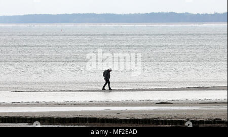 24 April 2018, Deutschland, Prerow: ein Mann während Wetter an der Ostsee Strand. Das Wetter ist von Wolken und gelegentlich Regen definiert. Foto: Bernd Wüstneck/dpa-Zentralbild/dpa Stockfoto