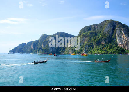 Schöne Landschaft der Hafen von Koh Phi Phi Island, Krabi Thailand. Stockfoto