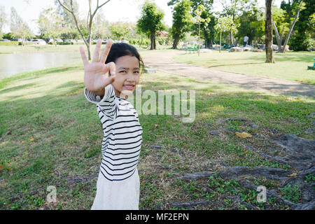 Girl zeigt OK Sign. Stockfoto