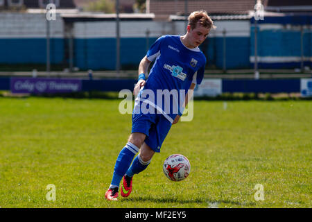 Port Talbot Stadt winger Dylan Llewellyn führt den Angriff. Port Talbot Stadt 1-3 Llanelli Stadt. 21/4/18. Stockfoto