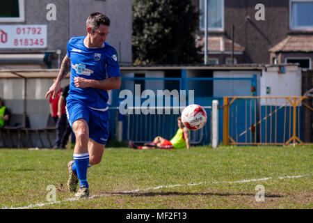 Port Talbot Stadt Mittelfeldspieler Chris Keane gleicht gegen Llanelli Stadt. Port Talbot Stadt 1-3 Llanelli Stadt. 21/4/18. Stockfoto