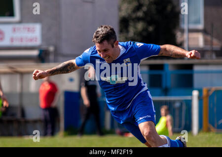 Port Talbot Stadt Mittelfeldspieler Chris Keane gleicht gegen Llanelli Stadt. Port Talbot Stadt 1-3 Llanelli Stadt. 21/4/18. Stockfoto