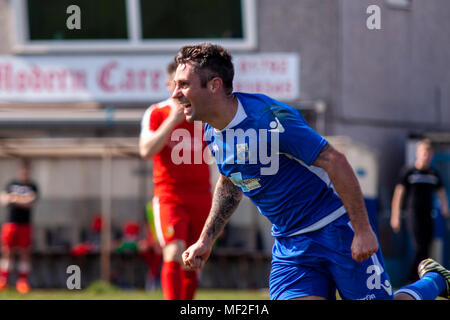 Port Talbot Stadt Mittelfeldspieler Chris Keane gleicht gegen Llanelli Stadt. Port Talbot Stadt 1-3 Llanelli Stadt. 21/4/18. Stockfoto