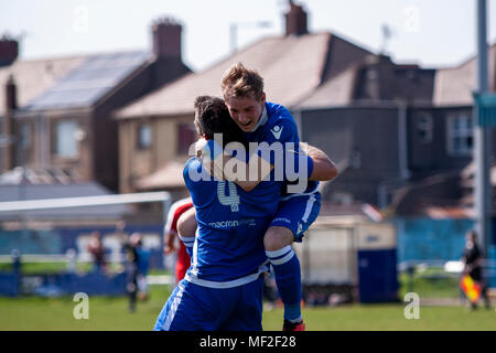 Port Talbot Stadt Mittelfeldspieler Chris Keane gleicht gegen Llanelli Stadt. Port Talbot Stadt 1-3 Llanelli Stadt. 21/4/18. Stockfoto