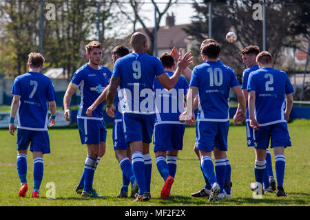 Port Talbot Stadt Mittelfeldspieler Chris Keane gleicht gegen Llanelli Stadt. Port Talbot Stadt 1-3 Llanelli Stadt. 21/4/18. Stockfoto