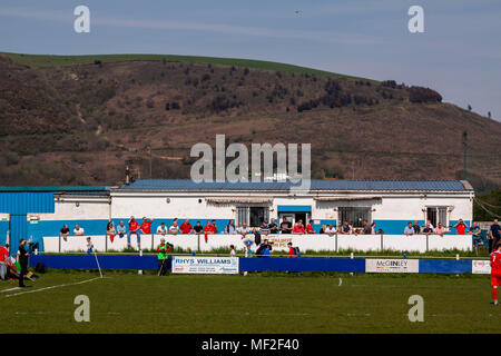 Port Talbot Stadt Victoria Road unter der Sommersonne. Port Talbot Stadt 1-3 Llanelli Stadt. 21/4/18. Stockfoto