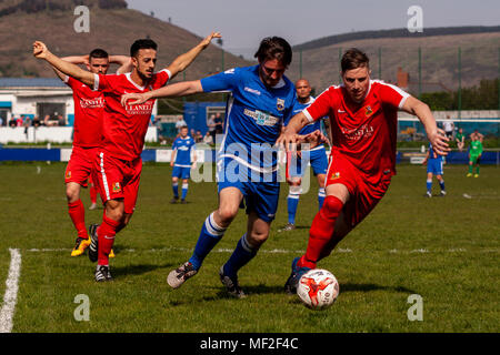 Port Talbot Stadt Stürmer Josh Humphries führt den Angriff. Port Talbot Stadt 1-3 Llanelli Stadt. 21/4/18. Stockfoto