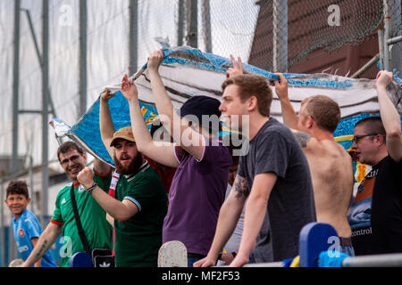 1901 Ultras ein Banner zu enthüllen. Port Talbot Stadt 1-3 Llanelli Stadt. 21/4/18. Stockfoto